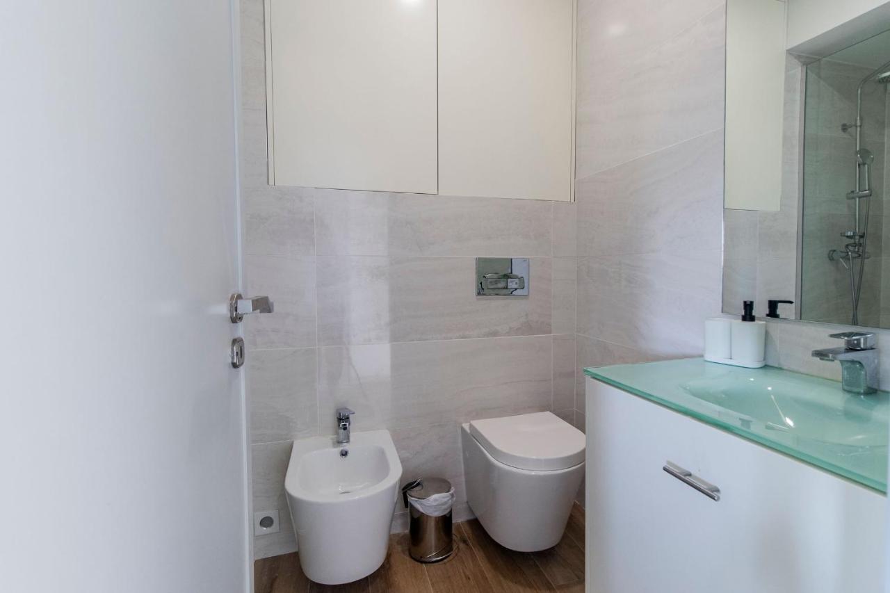Downtown 1Br Apartment W/ Balcony By Lovelystay Порто Екстериор снимка