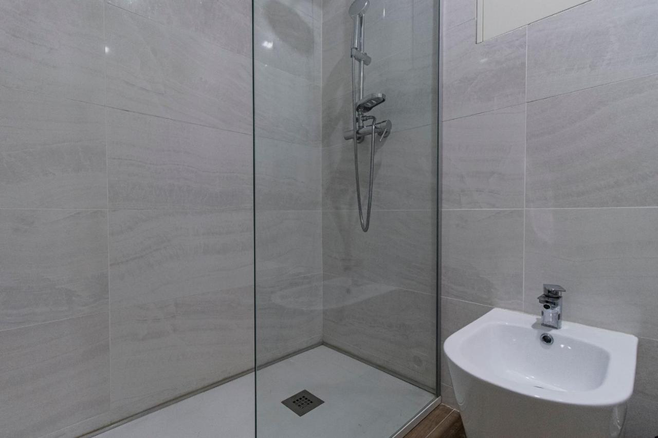 Downtown 1Br Apartment W/ Balcony By Lovelystay Порто Екстериор снимка